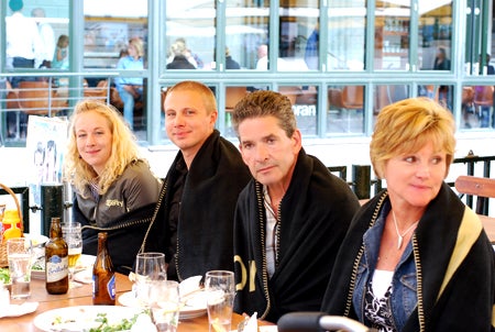 .. men är det sommar så är det, då SKA man sitta ute :) (tur det fanns filtar)