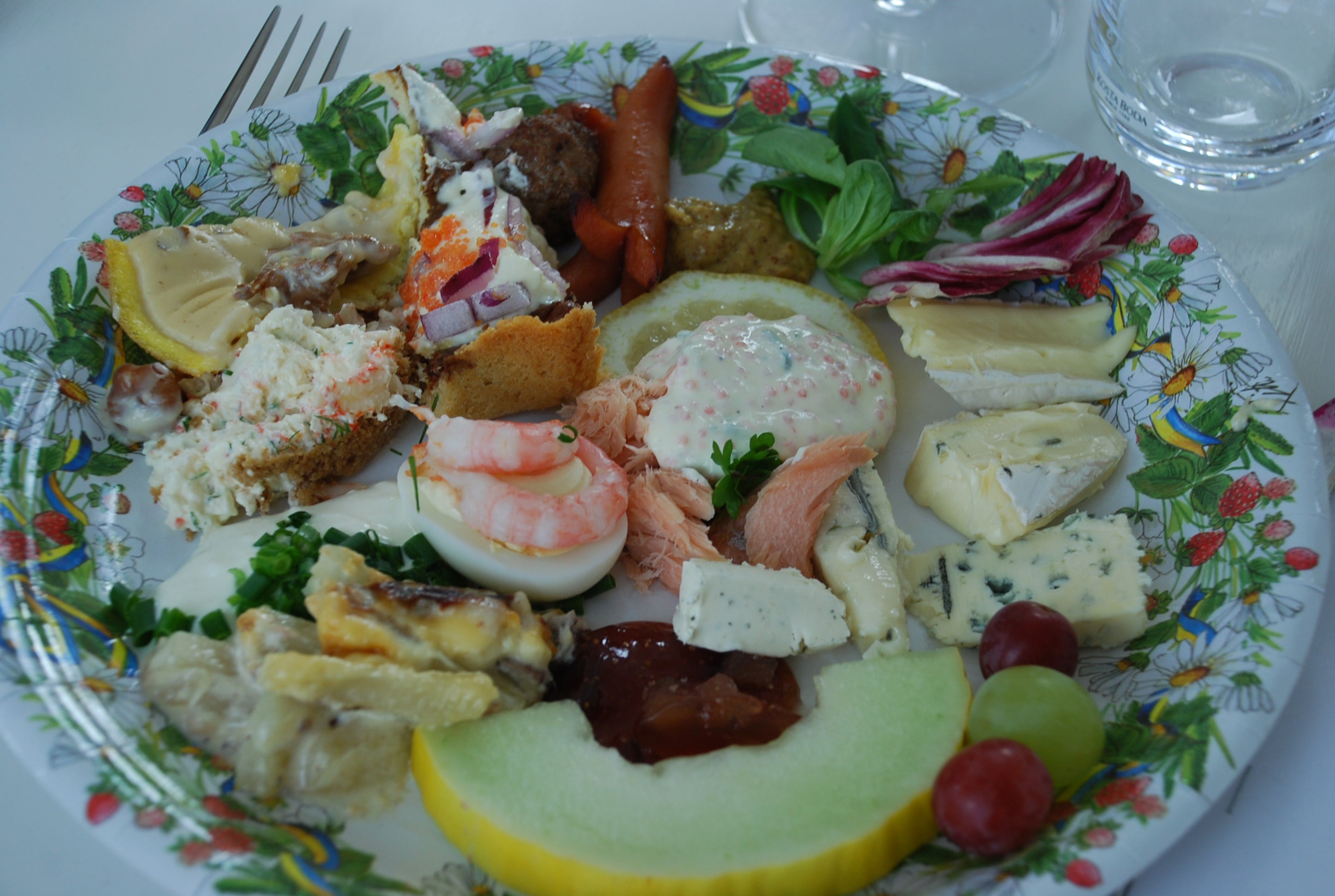 Första tallriken.. Älskar högtidsbuffér!! Fast hoppade över sillen.. vågade inte smaka i år heller :-) 