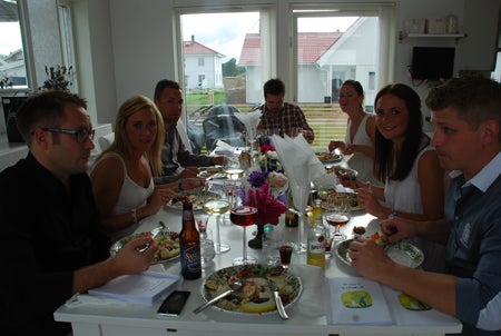 Glatt gäng! Lyvkades inte få nån bild då alla satt vi d bordet samtidigt.. Ett evigt springande efter vilda barn, hungriga bebisar, påfyllning av mat etc etc. 7 av 10, var nog bästa bilden.