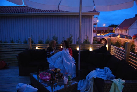 Satt ute hur länge som helst i den vindstilla sköna kvällen! Premiär för lampbollarna från ikea, men ena slingan funkade inte.. grrr. 