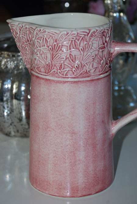 I paketet från M gömde sig en underbar kanna från Mateus! Lika fin med en bukett blommor i som svalkande dryck.