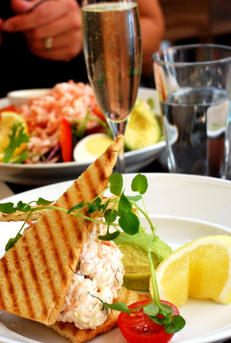 En fantastiskt god skagentoast med ett glas Cava på Tures till lunch, semesterlyx!