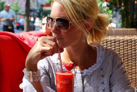 Glassade i solen med froozen strawberry daquri på Fridays medan Micke klippte sig.