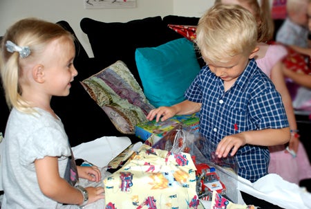 Av Olivia fick han en uppblåsbar späckhuggare och ett brandstationskit. Brandbilen höll några timmar ;-) Fullt ös medvetslös med 4 åringar i stora lass!