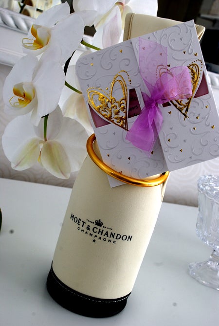 Hittade en så kul dikt som jag skrev i kortet. " Uti 1:a mosebok står att finna, utav ett av Adamas revben skapades hans kvinna. Därför firar vi i kväll, Johan och hans revbensspjäll". :-D 