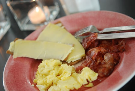 Frukost. 1/2 paket bacon, äggröra (1 ägg + 1 msk vispgrädde + en klick smör & salt) 2 finncrisp med bregott och guodaost. En stor latte till.