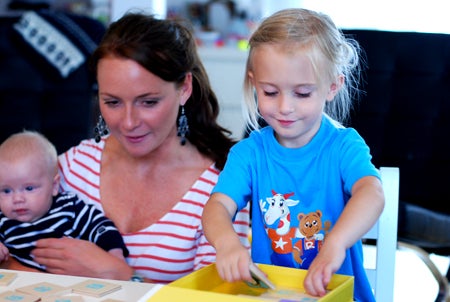 Med favoriten Emelie på besök ville Olivia aaaaaldrig gå och lägga sig. Uppe över midnatt och ändå piggast av oss alla.. Lilla energiknippet!