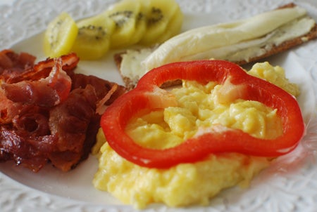 Goooood frukost i morse. Bacon, finn crisp med vbrie, gul kiwi och perfeeeekt krämig äggröra ;) (saltar alltid lite extra ovanpå när den serveras, tycker det blir så gott!)