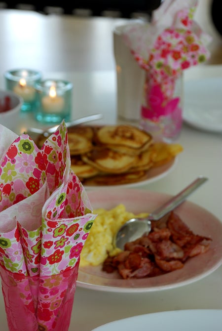Dukade med nya somriga servetter köpta på Klippet (mataffär). Är galen i servetter och har flera skåp fyllda!! :)