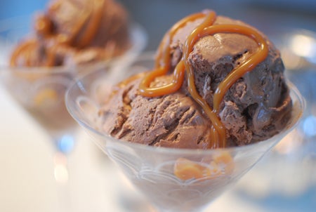 Vi serverade med kolasås till. Gott det med :)