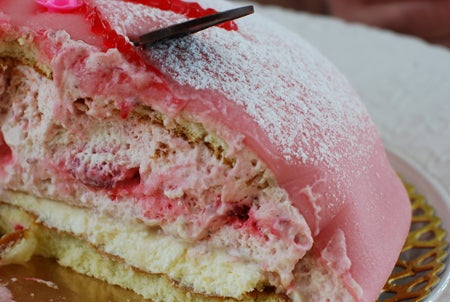 Godaste prinsesstårtan jag ätit ever. Bröt av så gott med syrliga hallon i smeten.