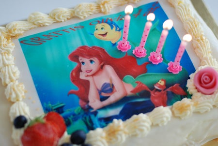 Till dagens barnkalas hade Olivia önskat sig en Ariel-tårta. Denna kommer från Sveas men var tyvärr gulligare än god..