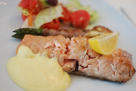 Här blir det allt som oftast hollandaisesås och sallad. 