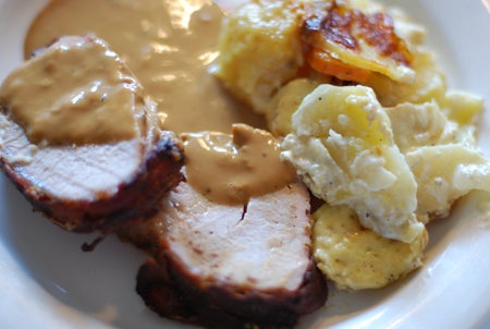 Servera med krämig potatis eller rotfruktsgratäng och god sås. 