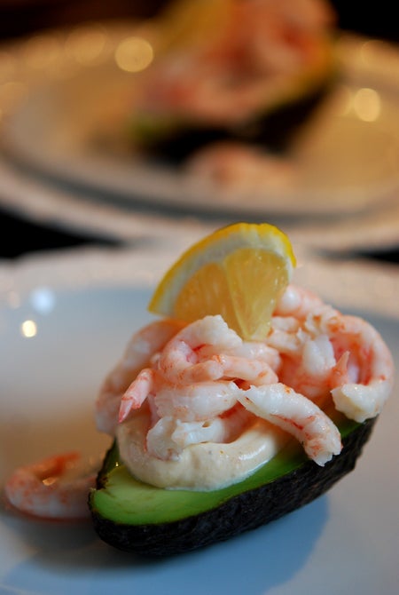 Enkelt och gott! Avokado fylld med en röra på cremefraiche+majjo+chilisås toppat med en rejäl näve goda räkor. Yummi!