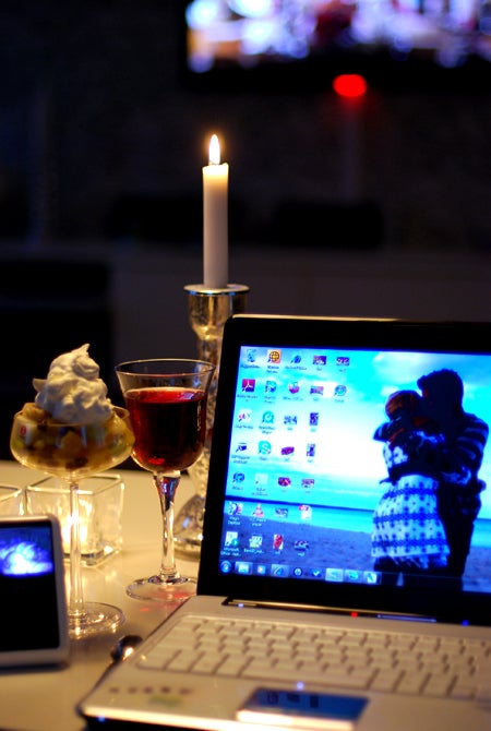 En skål med fruktsallad (inte så LCHF men bra mycket bättre än glass som det annars skulle blivit) ett glas rosé, tända ljus, filmen Smekmånad på tv och Sebbe i baby-monitorn :-)