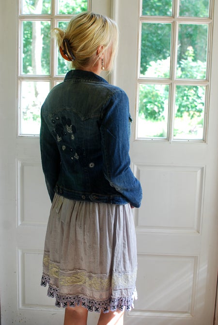 Nämligen denna jeansjacka. Har varit på jakt efter en jeansjacka i lagom längd sååååå länge, och nu hittade jag äntligen en som passar mig! Perfekt att ha över klänningar istället för kofta, älskar den stilen!