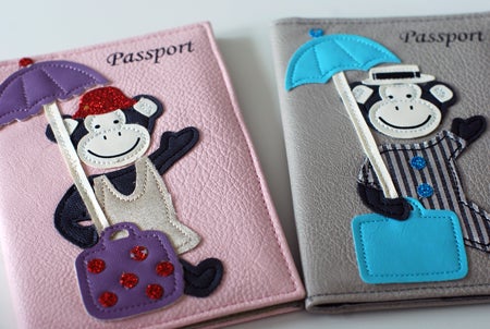 Olivia valde tillslut en rosa apa eftersom den hade en liiiiiten gul stjärna på hatten, och gul är nya favoritfärgen. :-)