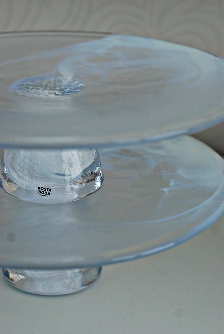 Senaste fyndet från Campadre som jag klickat hem dök upp i brevlådan i fredags. 2 st ljuvliga tårtfat från Kosta Boda (till halva priset). Supernöjd!!