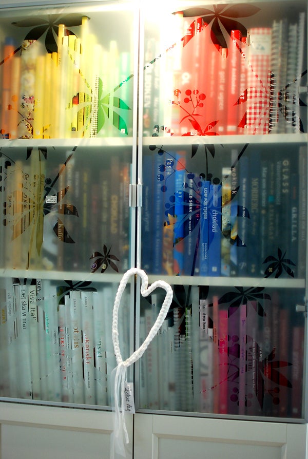 Bokyllorna är billiga klassikern Billy från IKEA. Med vita dörrar nertill och frostade blommönstrade glasdörrar upptill