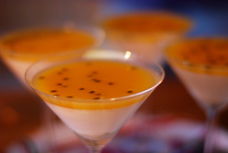 Citrongräspannacotta med passionsfrukt