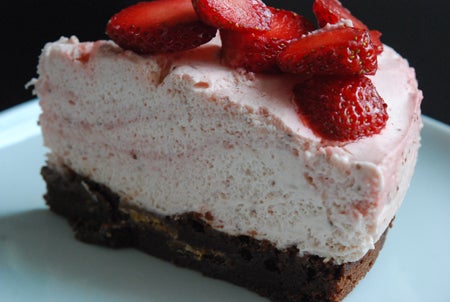 Gudomlig!! Kladdig kladdkakebotten med krossad daim och en fluffig jordgubbsmousse toppad med färska jordgubbar. Mmmmm!