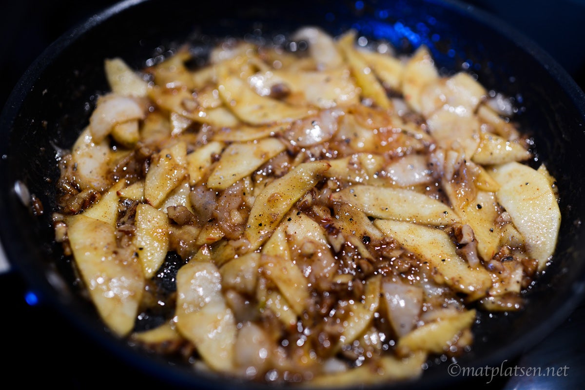 Stekt äpple och päron med kryddor