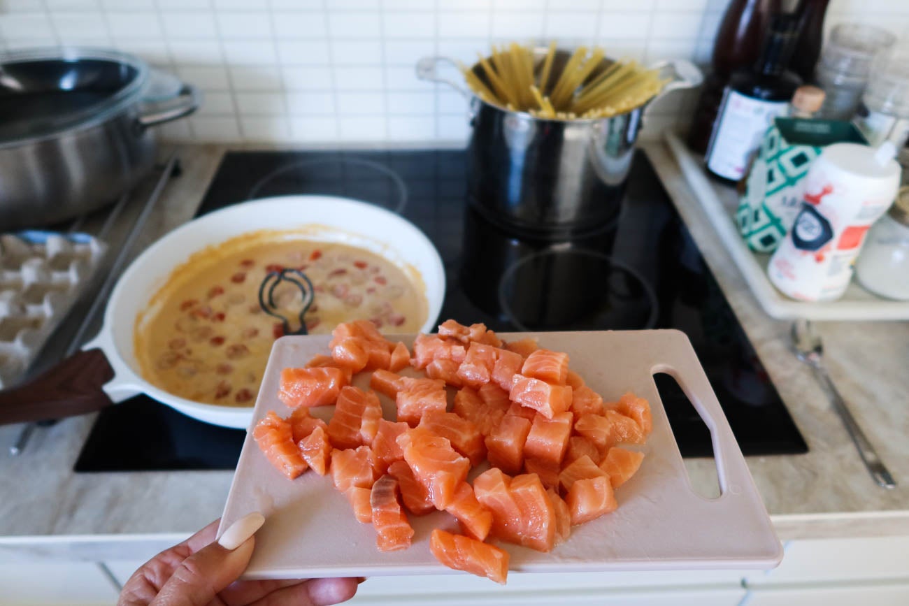 Ingredienser till krämig laxpasta