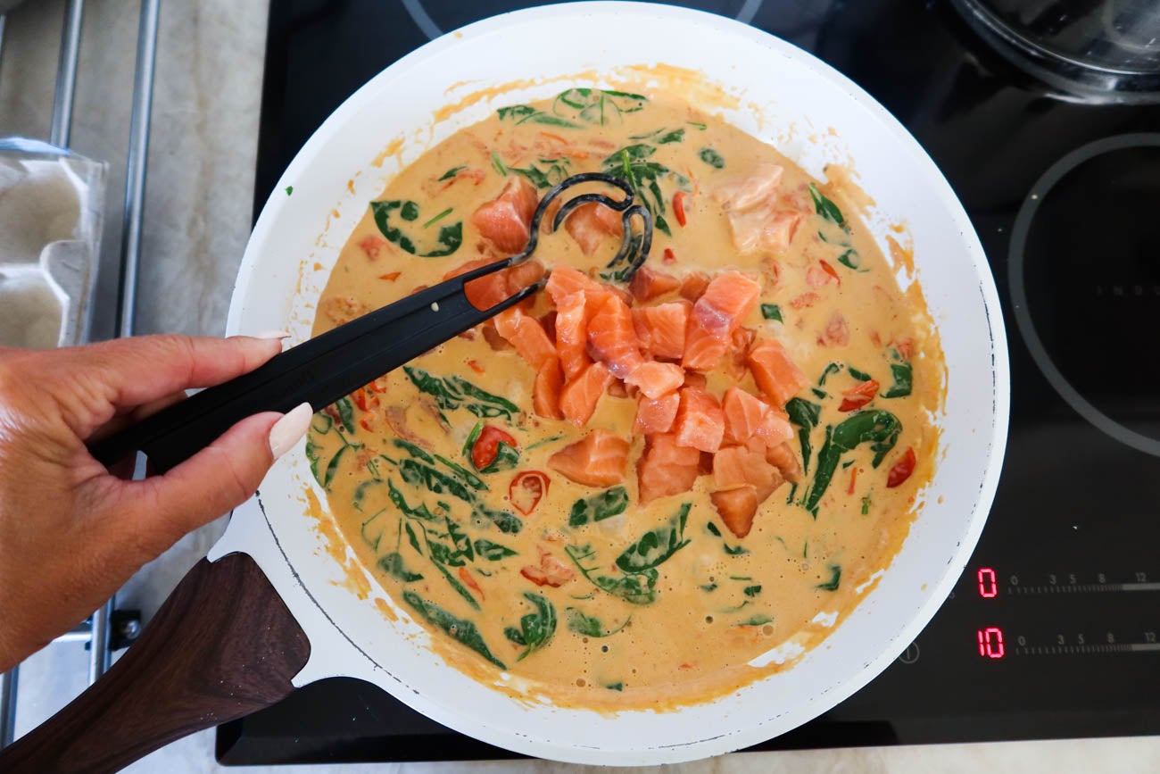 Lax blandas ner i pastasåsen