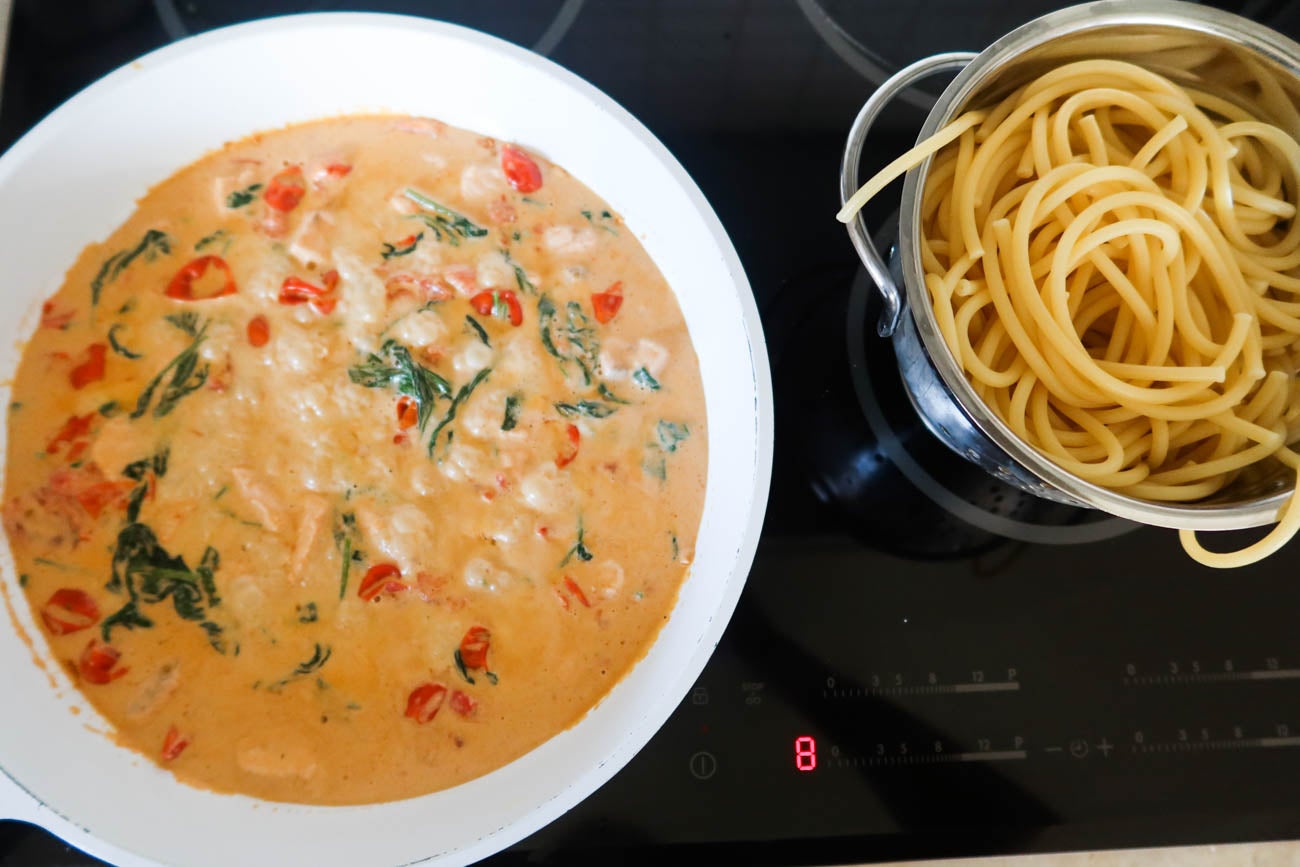 Krämig laxpasta under tillagning