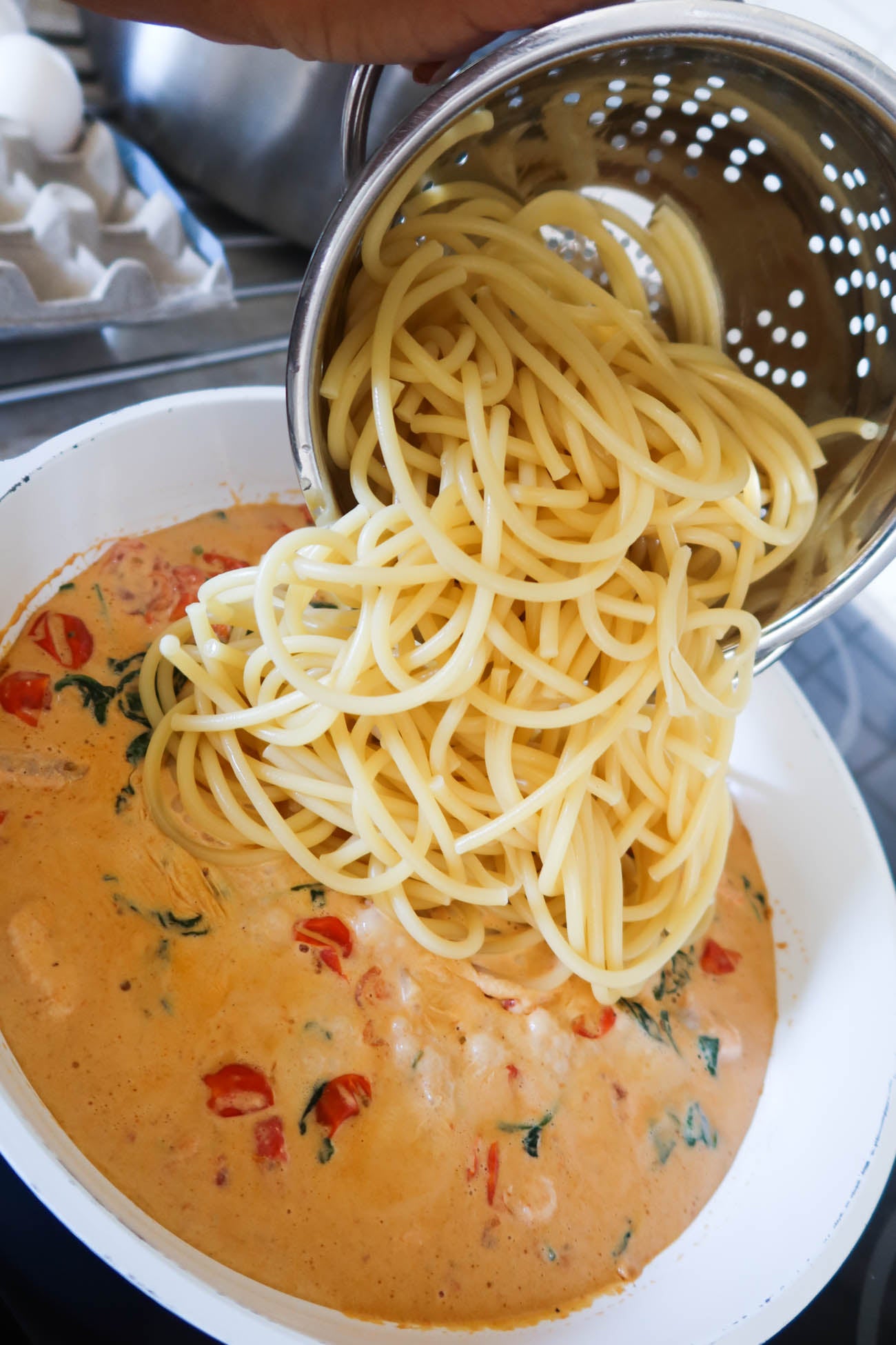 Serveringsklar laxpasta med parmesan