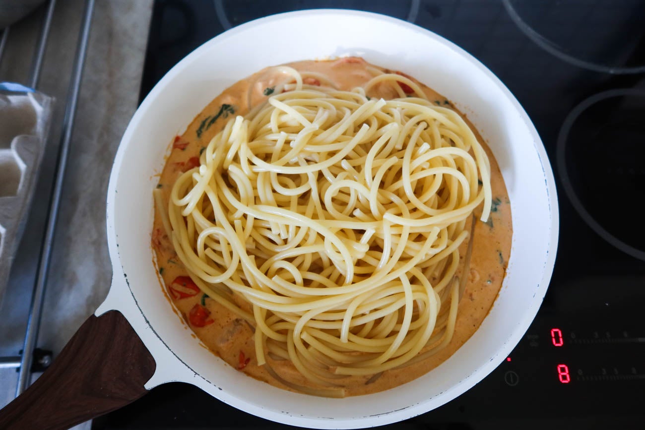 Tallrik med krämig laxpasta