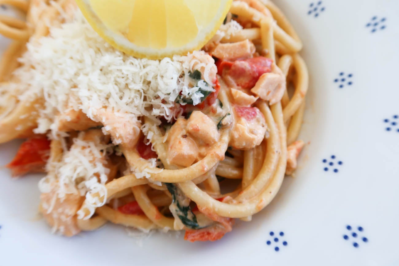 Krämig laxpasta med spenat och tomat