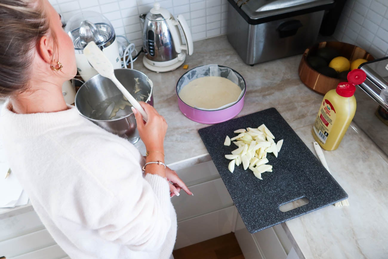 Äppeltosca på väg in i ugnen med kanel