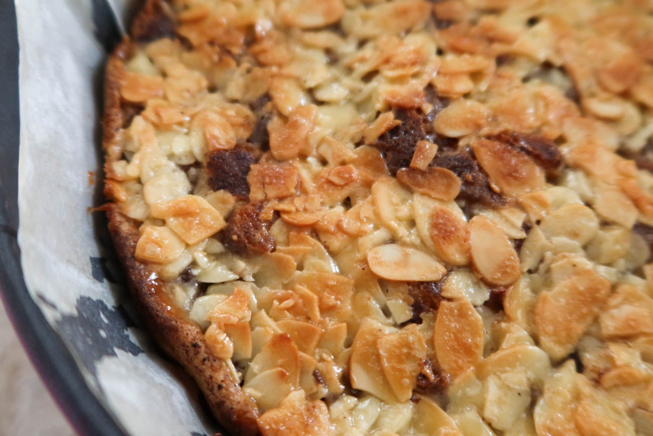 Äppeltosca nygräddad med gyllene mandeltäcke