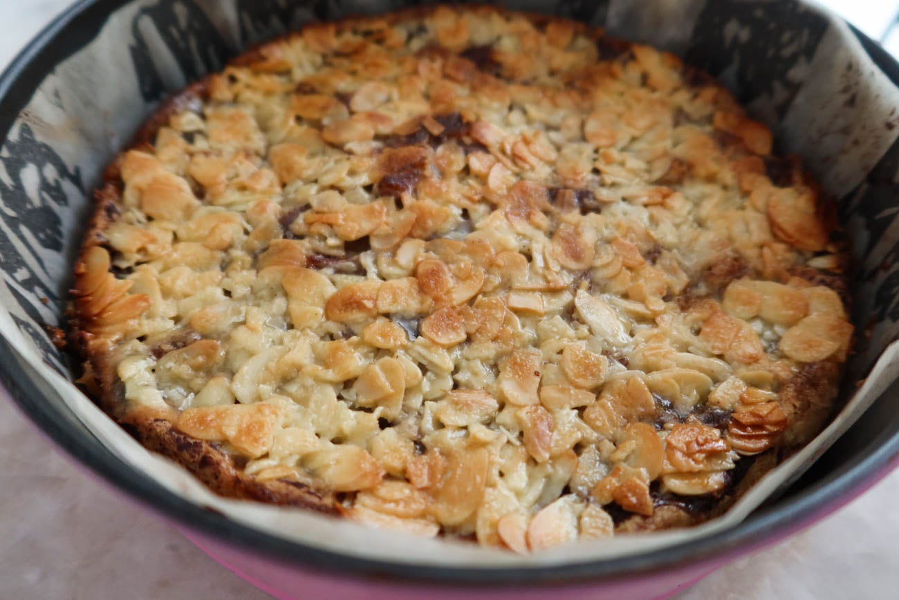 Närbild på knäckigt toscatäcke med mandelspån