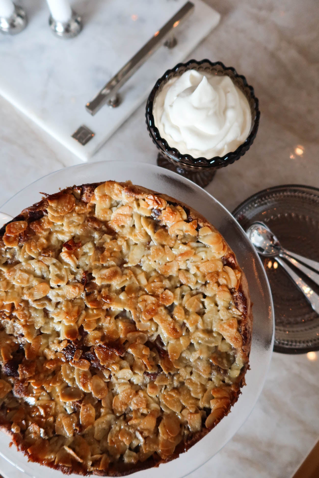 Serveringsförslag: äppeltosca med vispgrädde