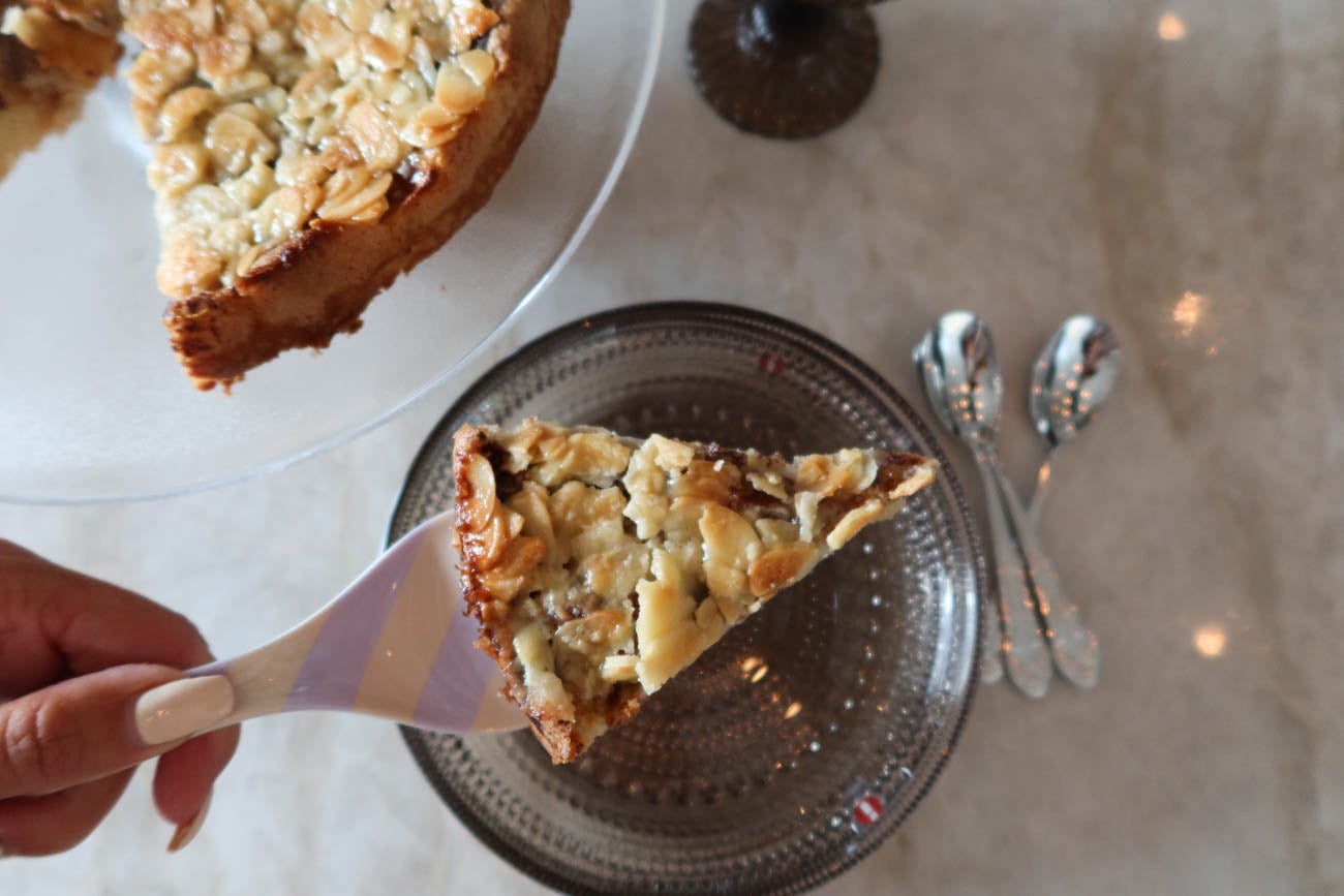 Äppeltosca uppdukad på fat