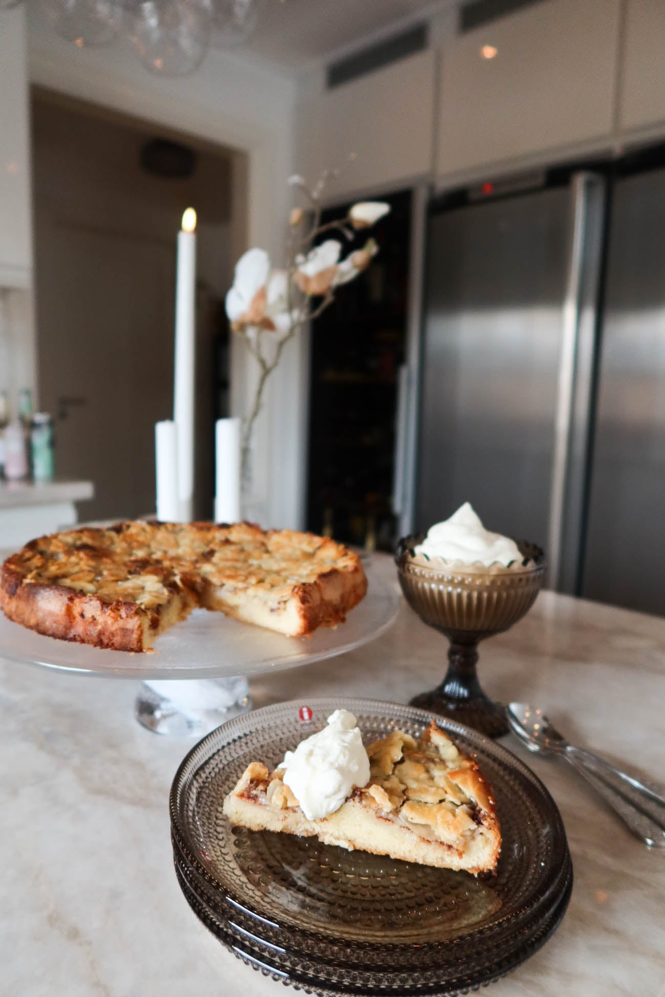 Detalj på knäckig tosca och äppelbitar