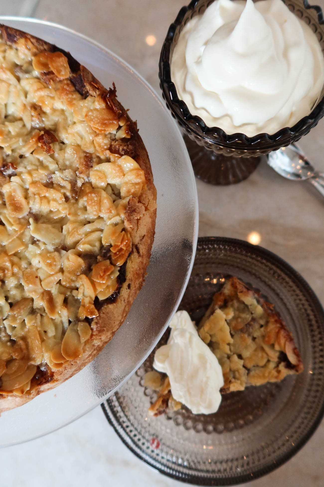 Äppeltosca på serveringsfat – fika