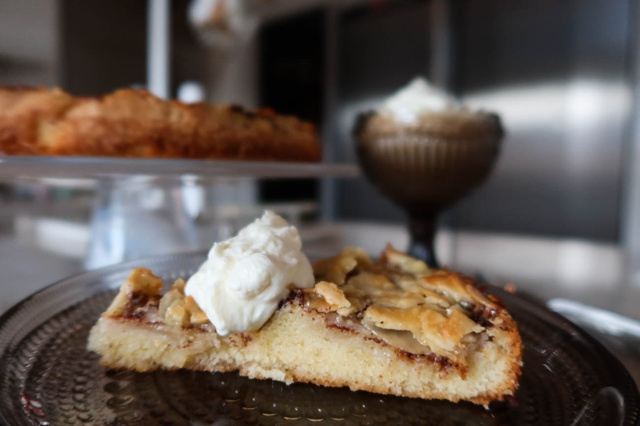 Närbild: krispig mandeltosca på äppelkaka