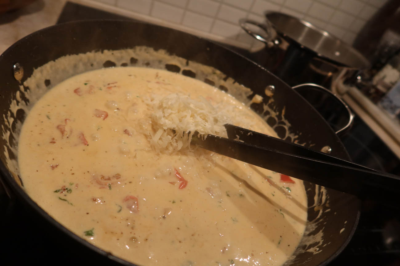 Ingredienser till krämig baconpasta