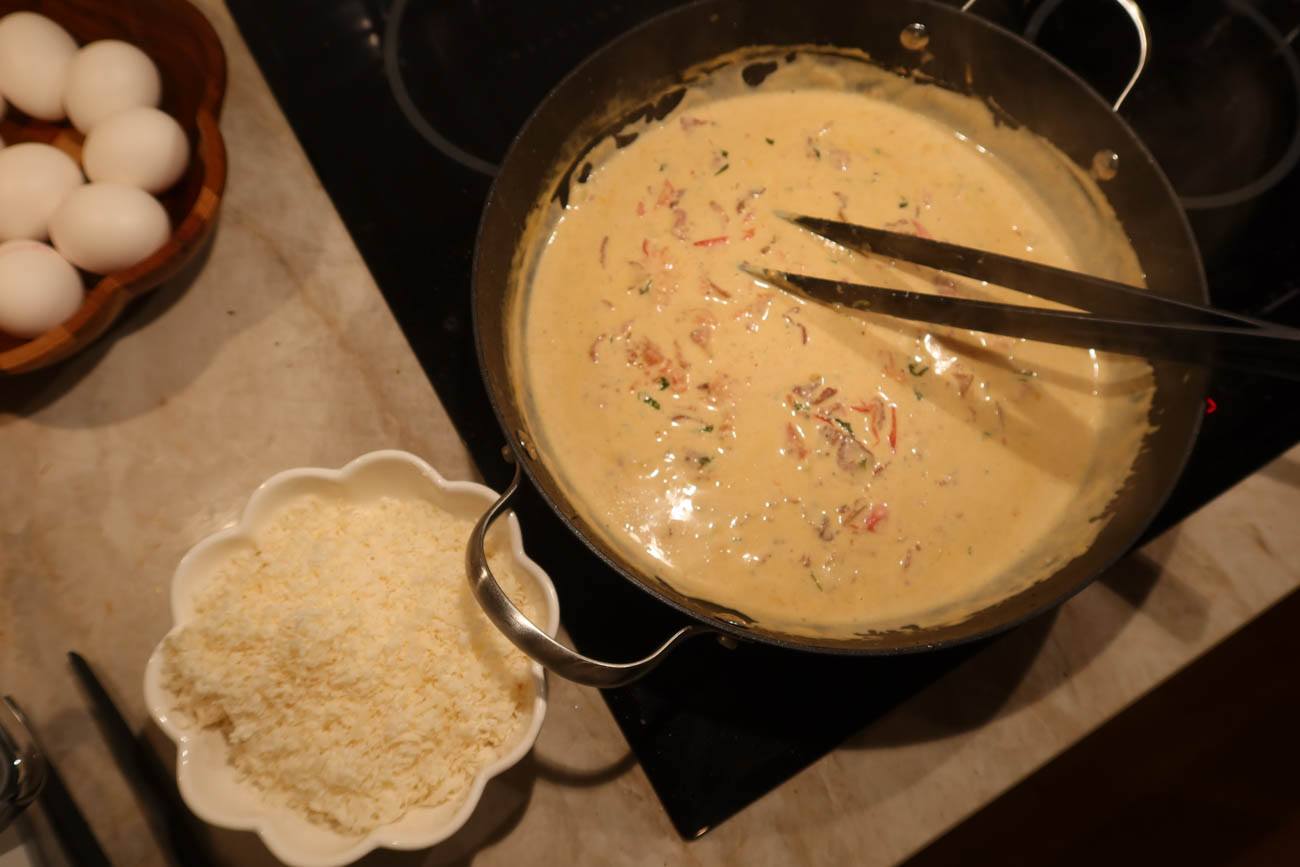 Pastasås med bacon, basilika och tomat
