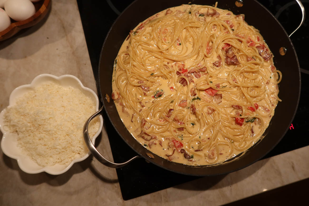 Spaghetti blandas med krämig baconsås