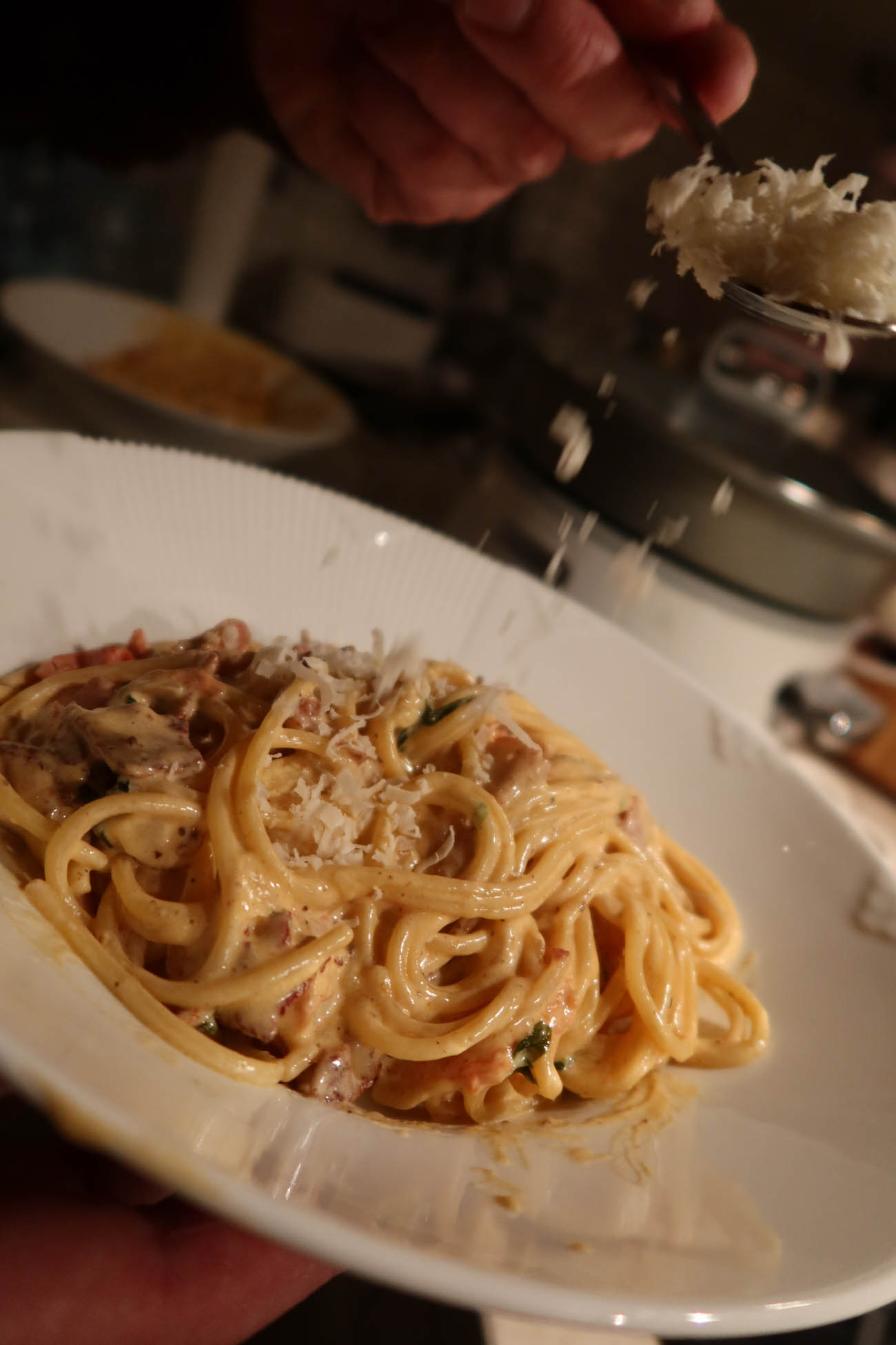 Krämig baconpasta med spaghetti, tomat och parmesan