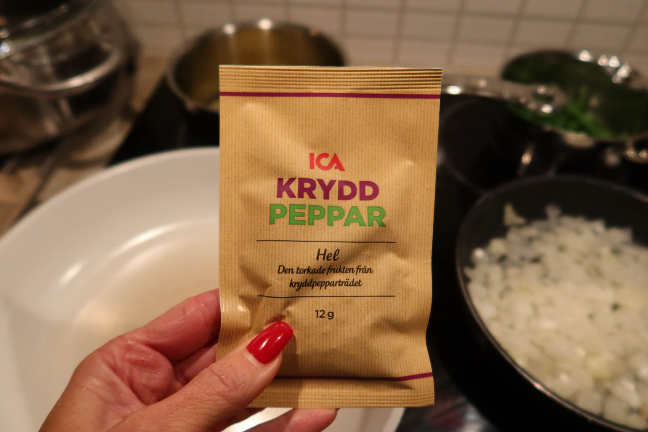 Falska kroppkakor med gnocchi, fläsk och rårörda lingon