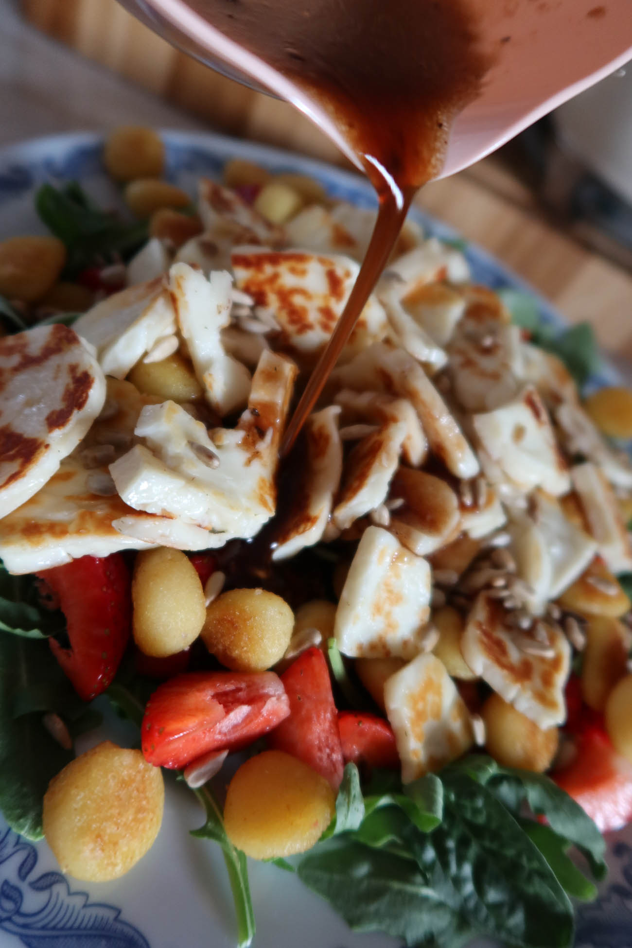 Halloumisallad med gnocchi och jordgubbar på stort fat