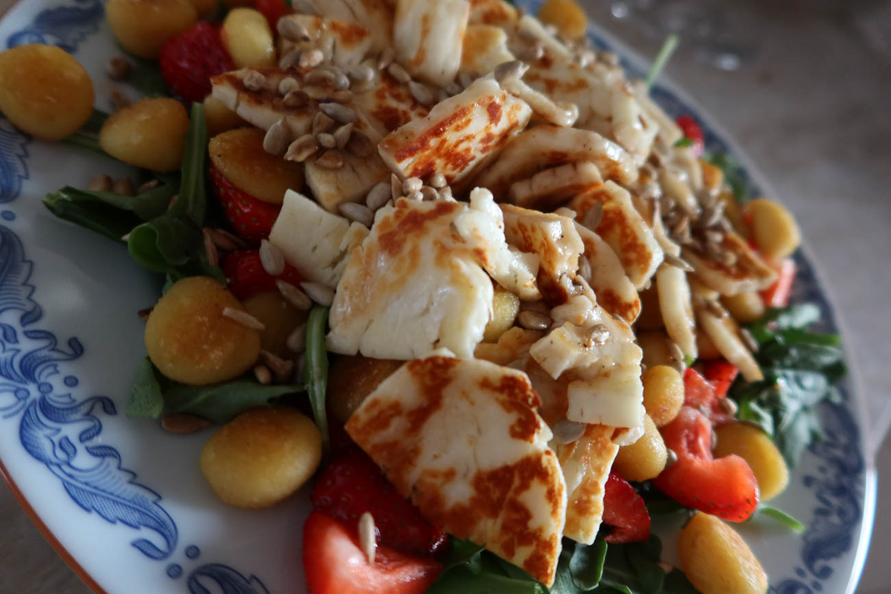Stekt gnocchi och halloumi till sallad