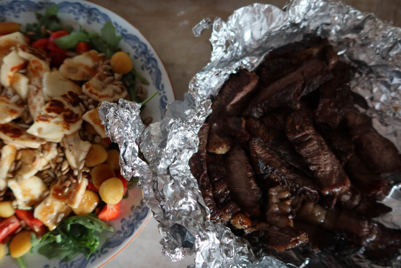 Jordgubbar och bladspenat i somrig sallad