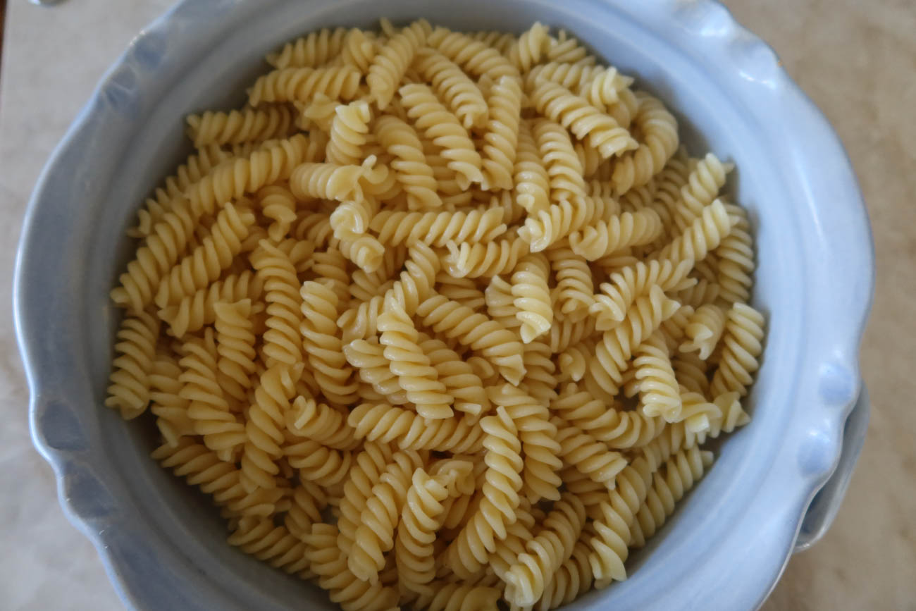 Pastagratäng redo att gratineras i ugnen